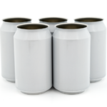 Eske med 162 stk 440 ml hvite ølbokser i aluminium, ideelle for brygging og tapping.