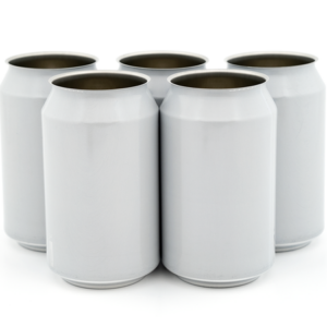 Eske med 162 stk 440 ml hvite ølbokser i aluminium, ideelle for brygging og tapping.