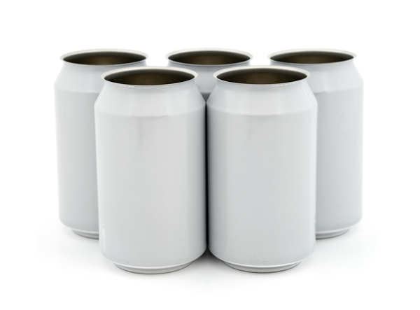 Eske med 162 stk 440 ml hvite ølbokser i aluminium, ideelle for brygging og tapping.